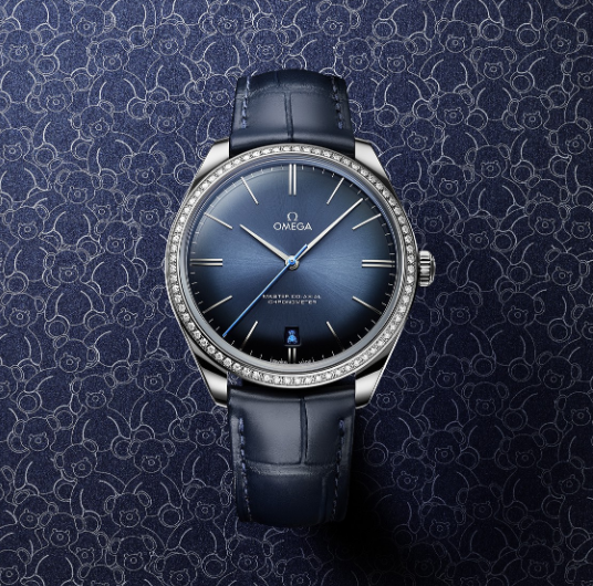 The blue dial fake watch is decorated with diamonds.